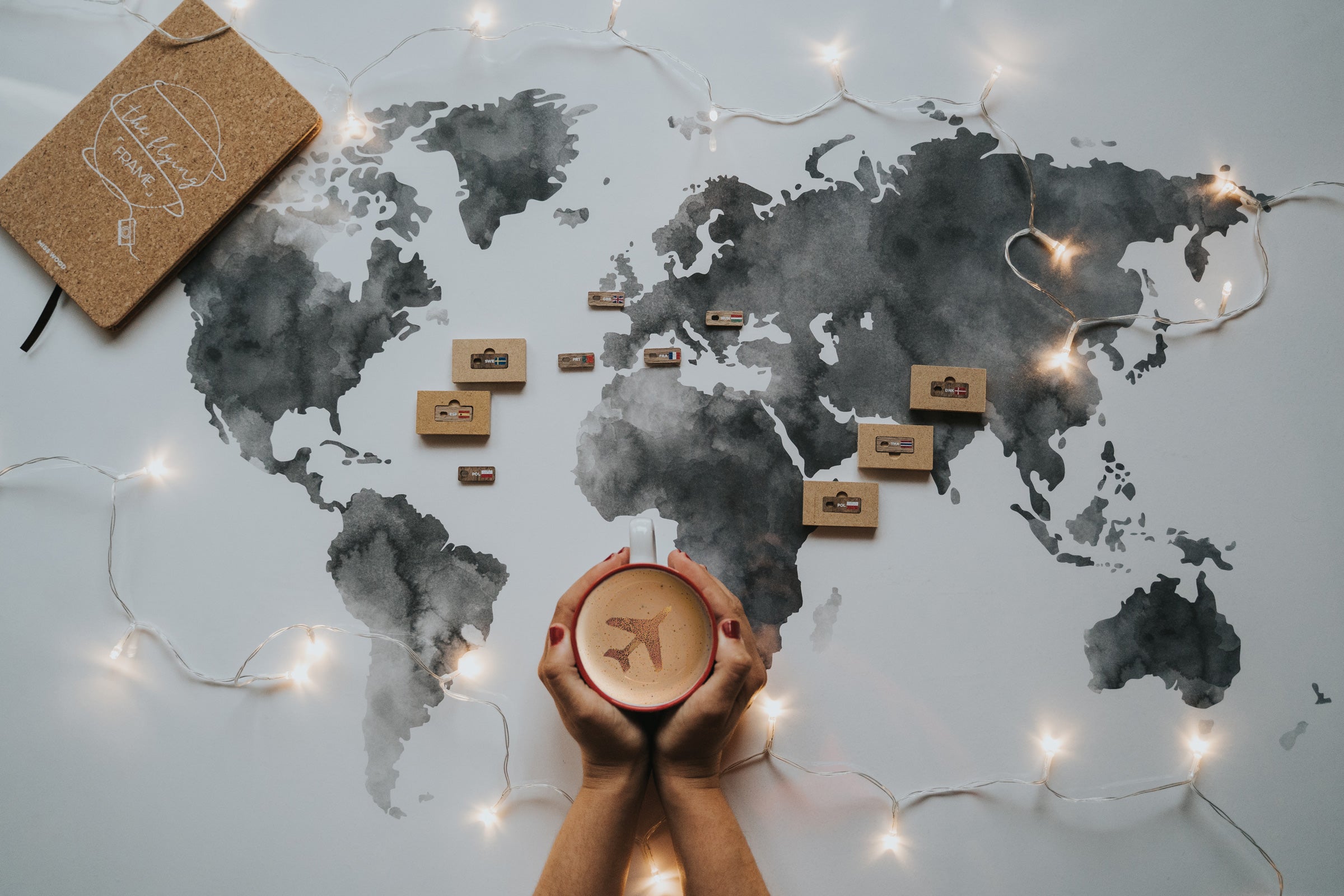 Varias tags encima de un mapa watercolor decorado por luces led